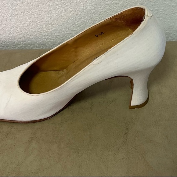 An 8.5B used pair of Hype Made in Spain Square Toe Block Heel White Leather Pump - Picture 11 of 16